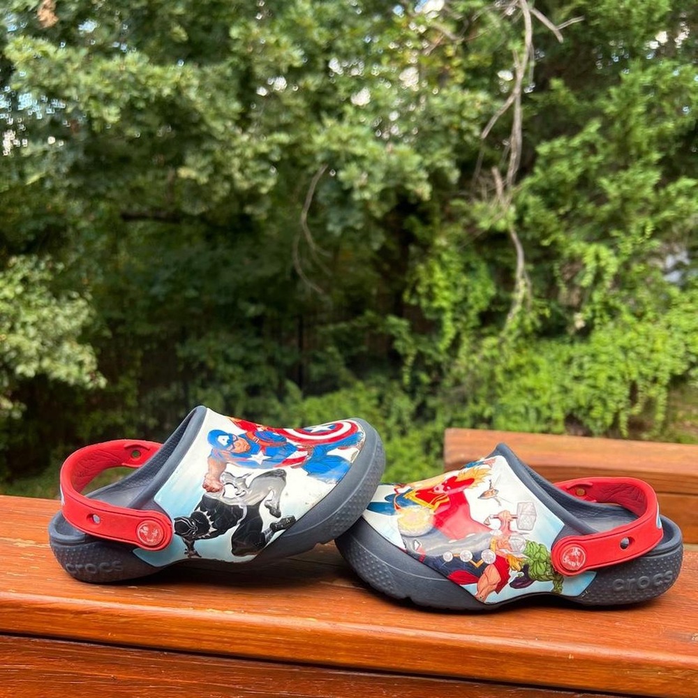 Crocs Marvel Avengers Youth 12 Captain America Iron Man Blue Red Play Clogs